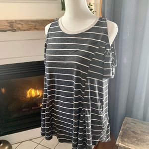 HOLLISTER cold shoulder striped top, flory bottom